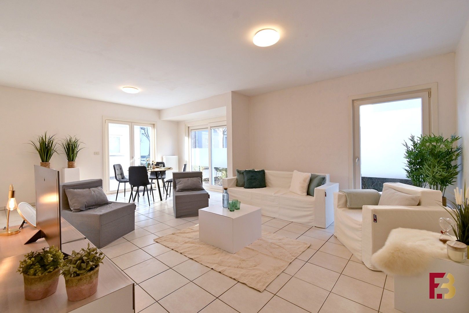 Instapklaar gelijkvloers appartement met terras in hartje Oudenaarde foto {{pictureIndex}}