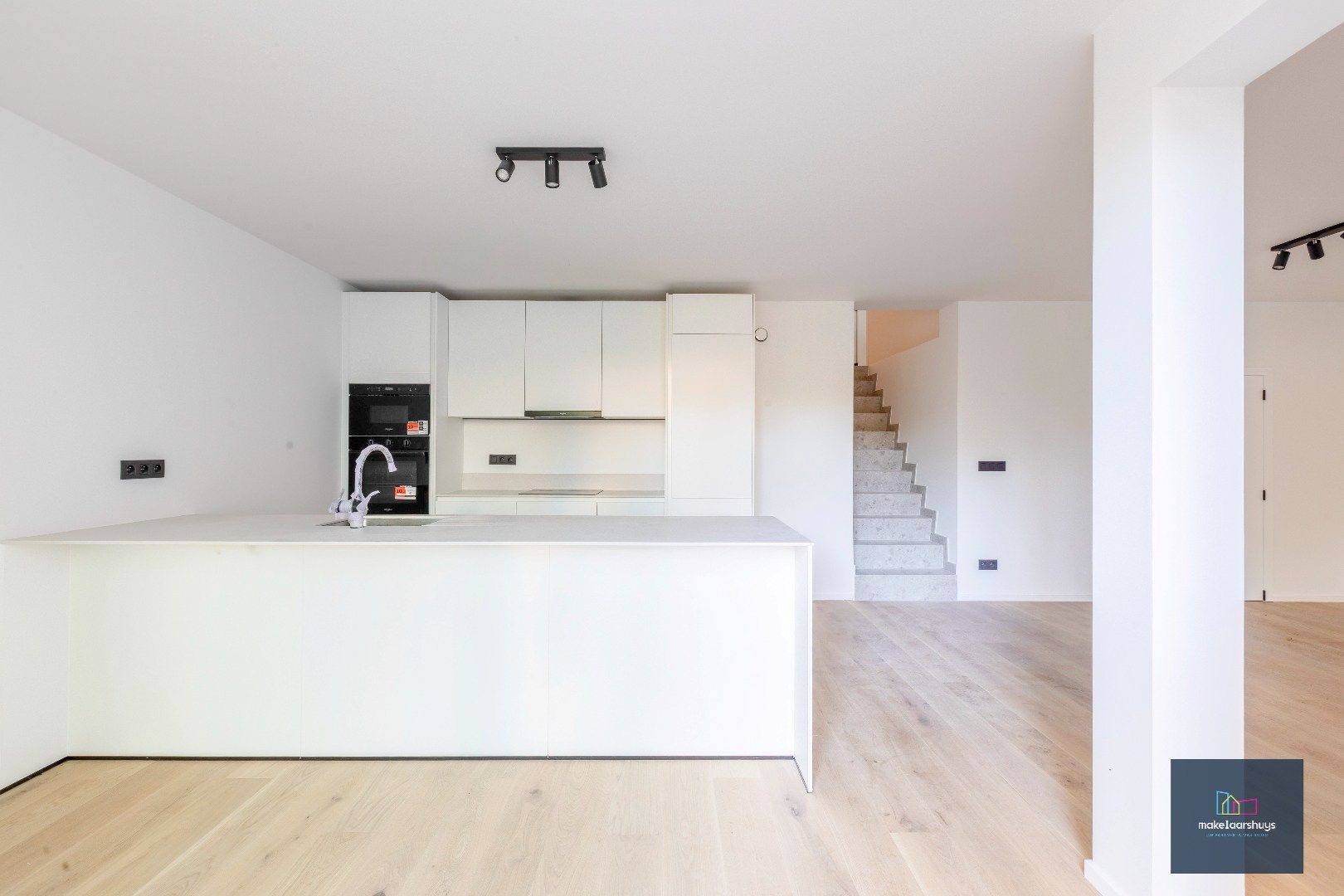 Prachtig  duplex appartement met 4 slpk, 3 badk, grote tuin en parkeergelegenheid foto 8