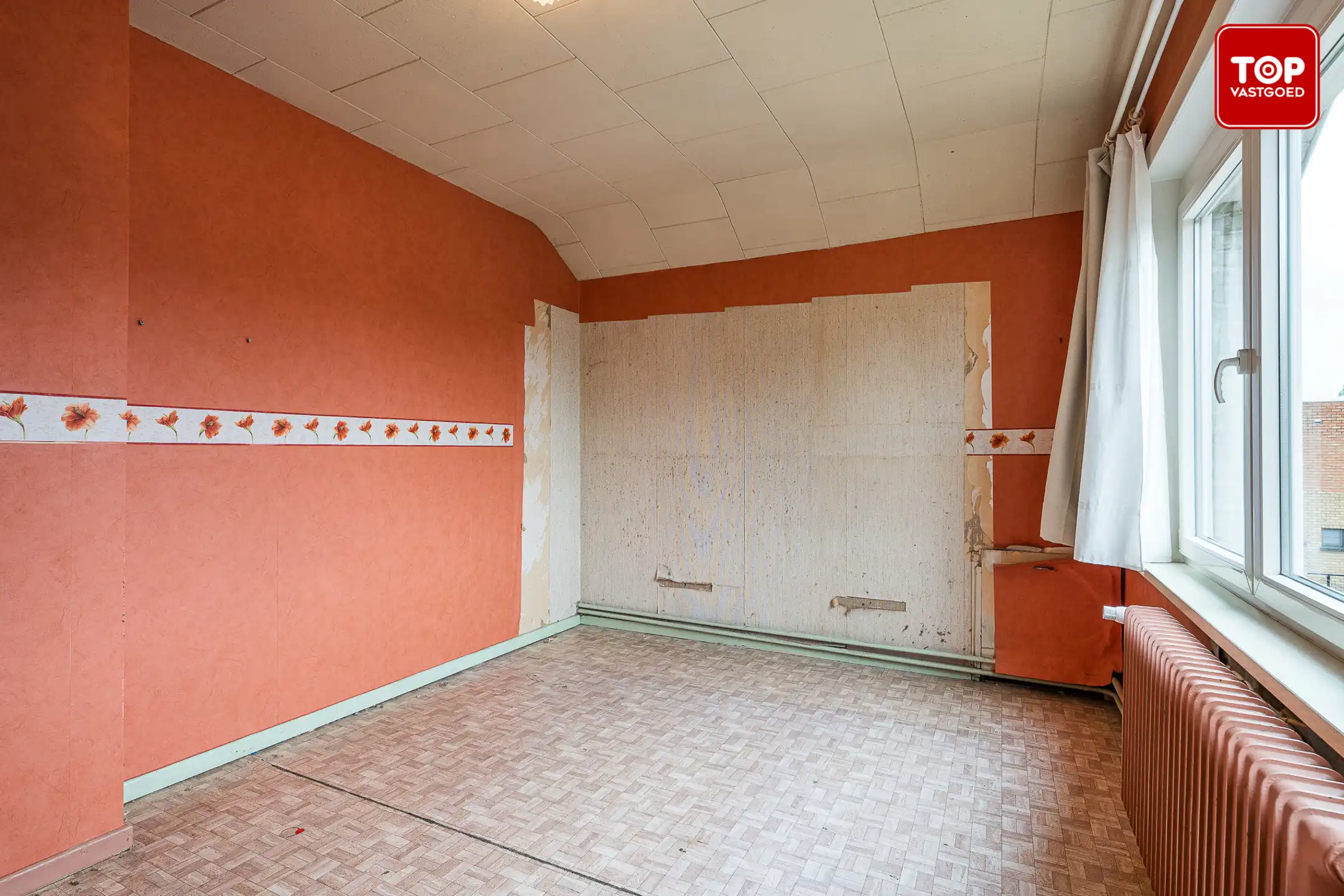 Op te frissen half open bebouwing met 3 slaapkamers, tuin en garage.  foto 18