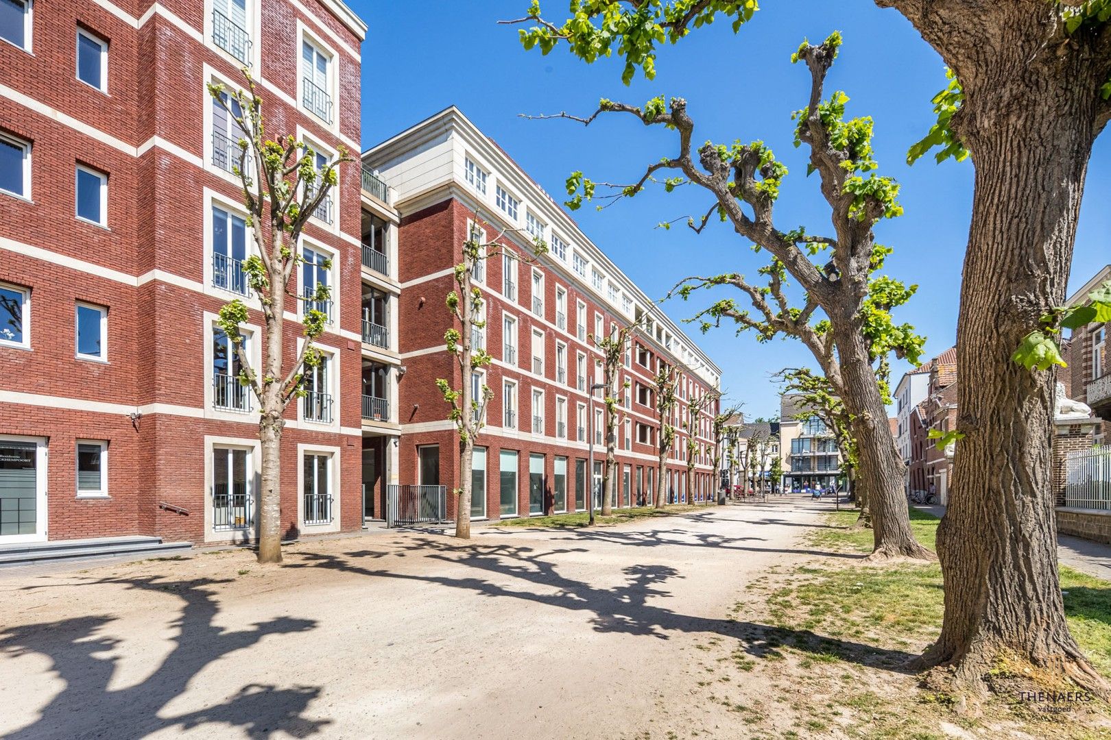 Zeer ruim appartement met 3 slaapkamers & 2 autostaanplaatsen op toplocatie. foto 2