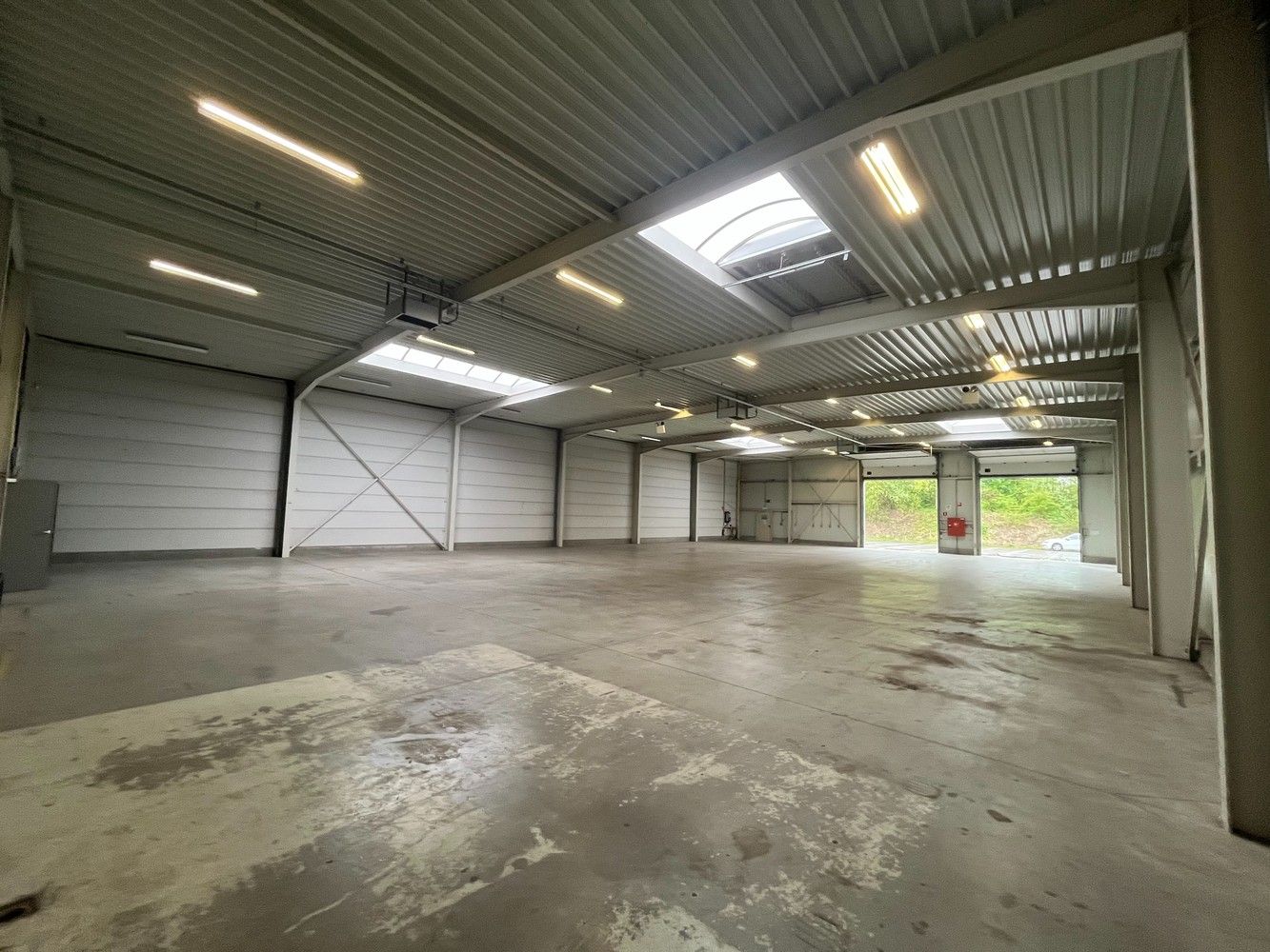 Bedrijfshal met terrein foto 6