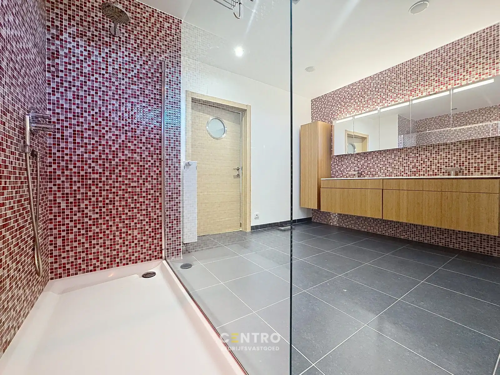 Instapklaar BEDRIJFSGEBOUW (bj. 2009) bestaande uit geïsoleerde MAGAZIJN, KANTOREN en een luxueus afgewerkte LOFT-APPARTEMENT op verdieping. Op bedrijventerrein "Oude Barriere" te Diksmuide. foto 20