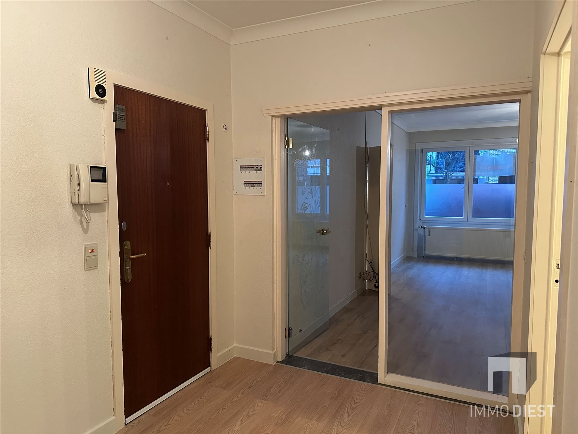 Gelijkvloers appartement met koer en 2 ruime slaapkamers foto 8