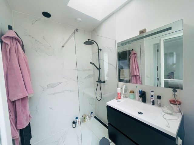 Brugge centrum, Heel leuk totaal vernieuwd  modern appartement met 1 slaapkamer en grote stadspatio. VRIJ : 1 Juni 2025 foto 9