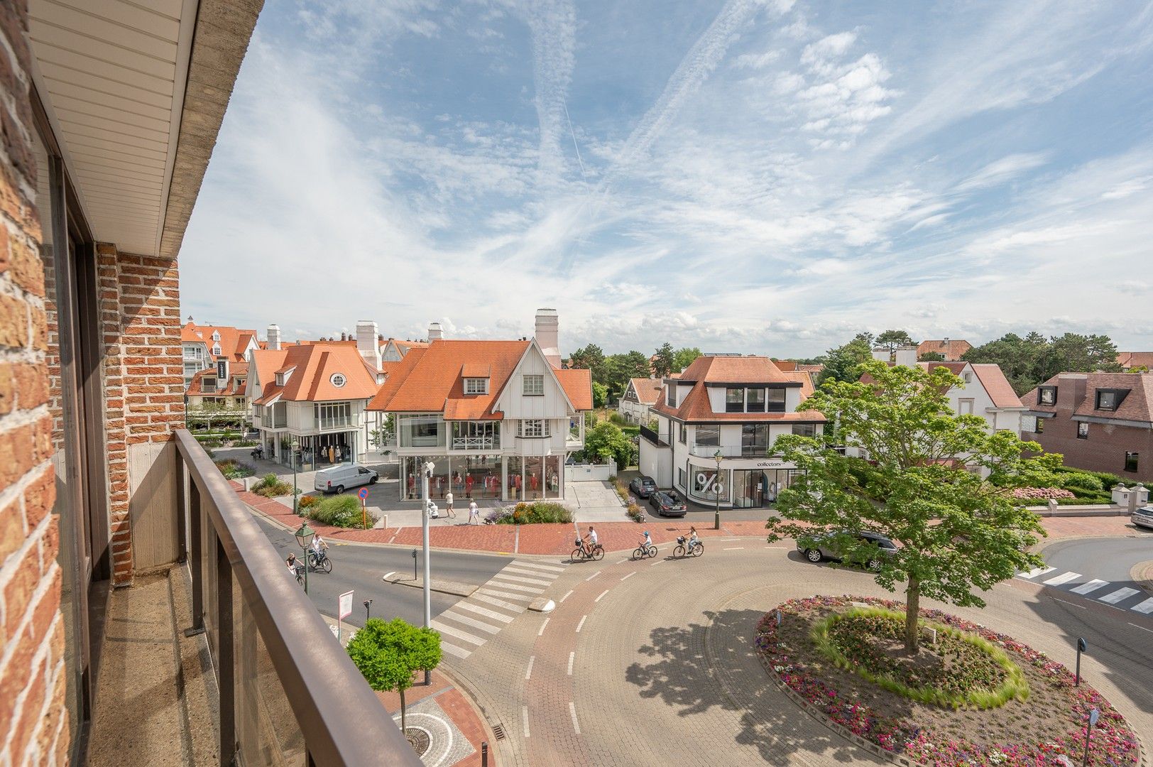 Hoekappartement met zuidwest oriëntatie en open zicht over het Driehoeksplein. foto 3