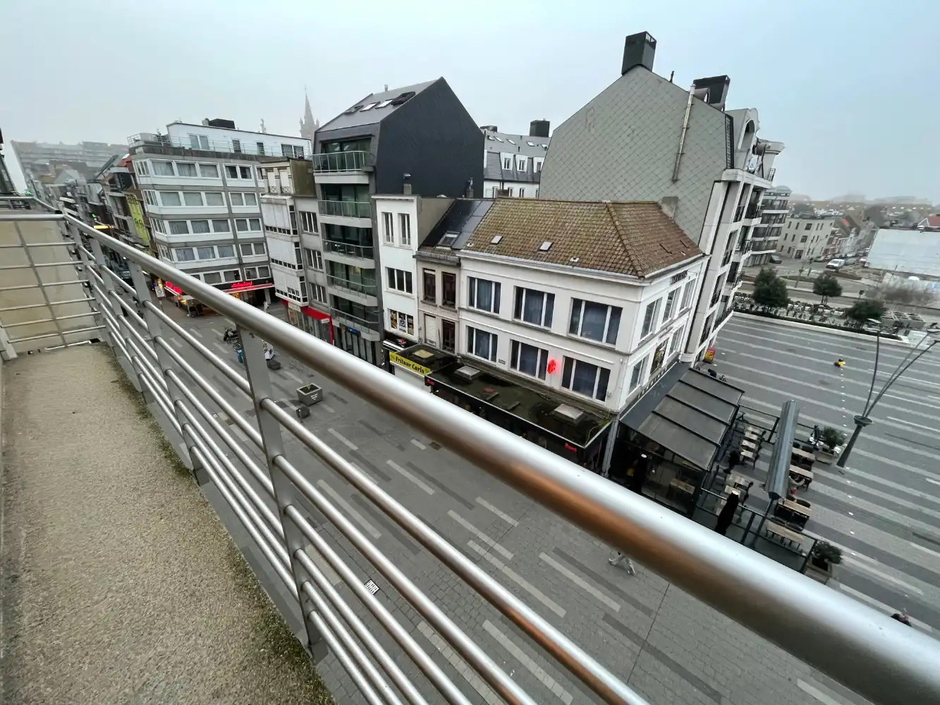 Instapklaar appartement met twee slaapkamers en terras gelegen op het Stationsplein. Op het vierde verdiep in een gebouw met lift. foto 7