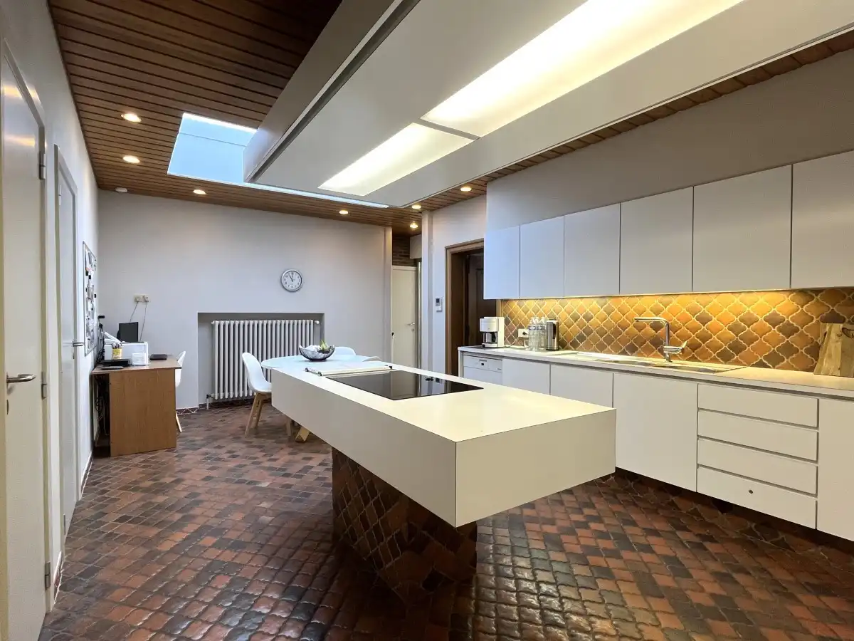 Langemark-Poelkapelle – Ruime hoekwoning met praktijkruimte en 3 garages foto 11