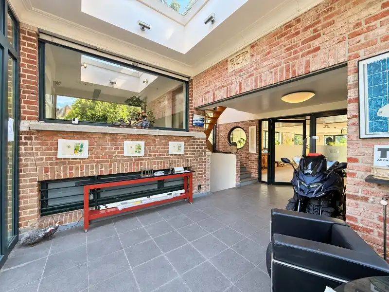 Klassevolle villa met royale ruimtes en mooie tuin in een residentiële buurt foto 12