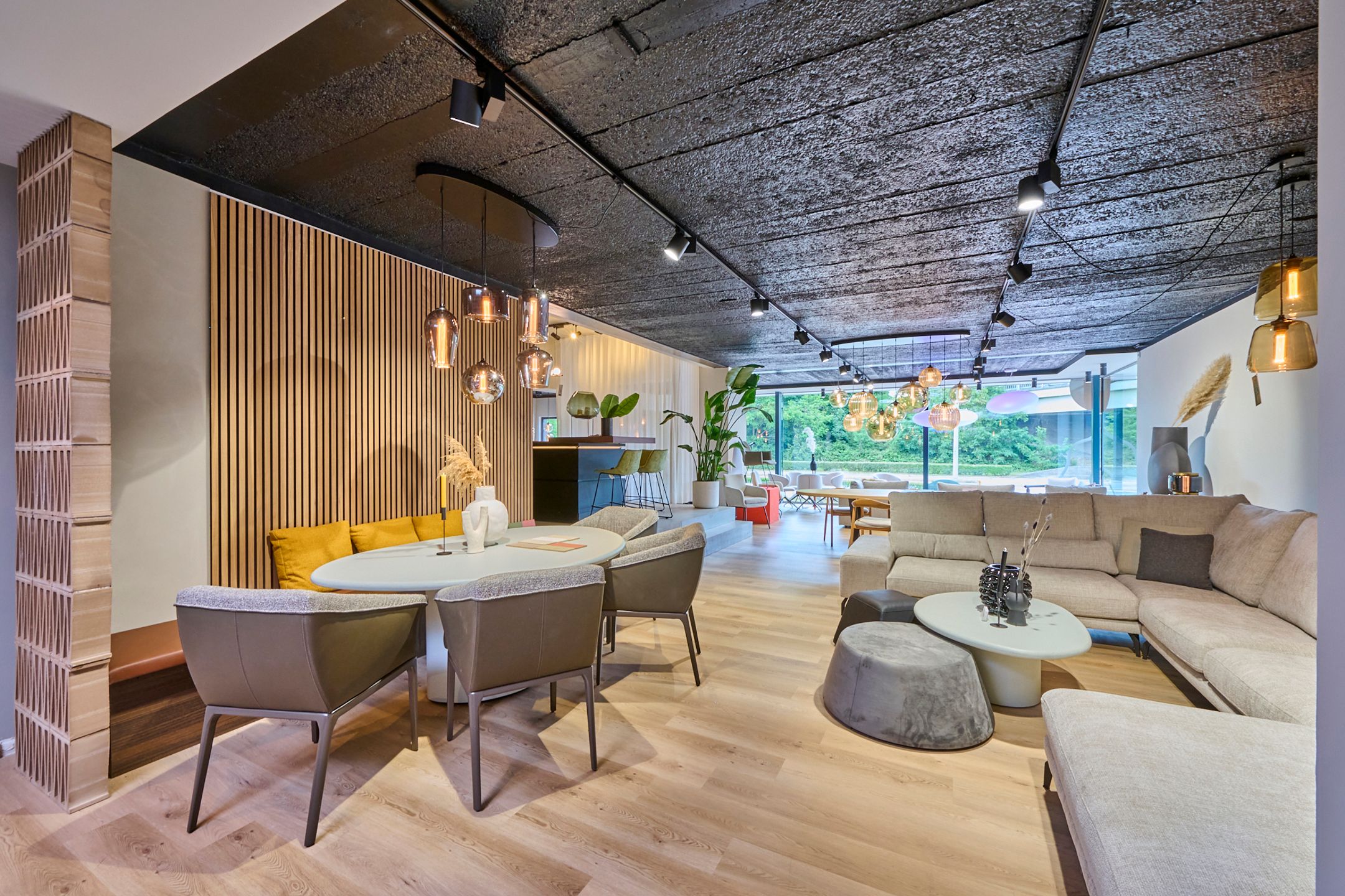 TE KOOP showroom met magazijn op top zicht locatie foto 13