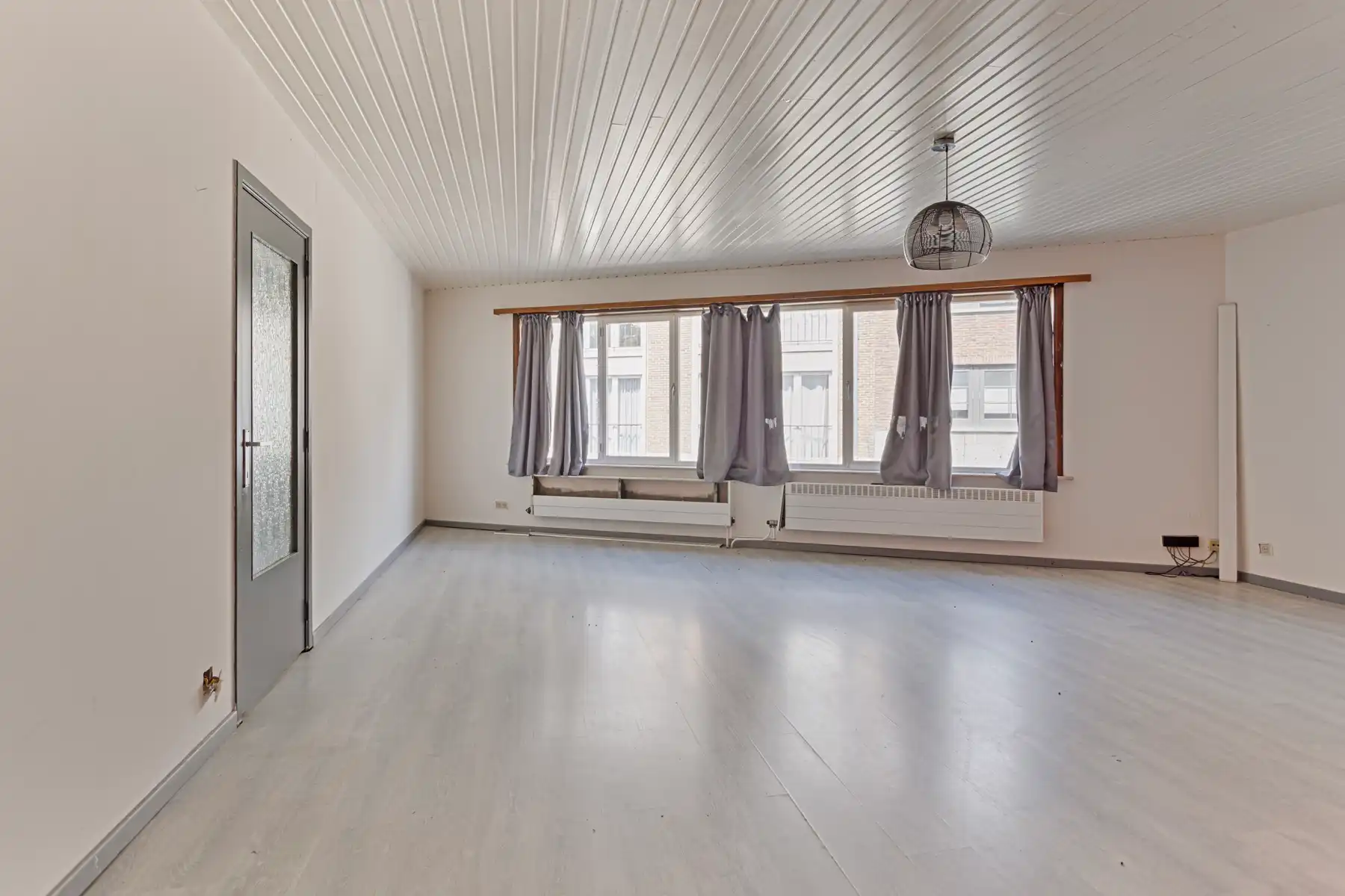 Uitzonderlijk gebouw met feestzaal, appartement en garages foto 18