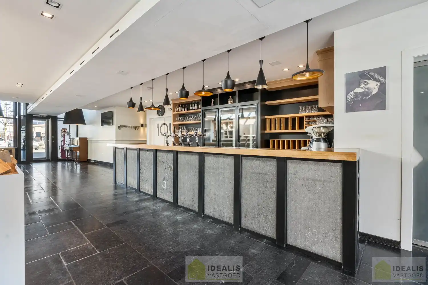 IDEALIS VASTGOED - “Het Brouwershof”, een prachtig pand met een rijke geschiedenis gelegen op het Itterplein op een unieke locatie!! Dit handelspand, een voormalige brasserie, omvat maar liefst ca.420m² bruikbare oppervlakte en is momenteel ingericht als horecazaak met een ruime brasserie met knappe bar, aansluitend volledig uitgeruste keuken, stijlvol ingerichte sigarenkamer, achterliggend een grote feestzaal,  en een ruim afgesloten terras met overdekte lounge. Daarnaast wordt ook het gerenoveerde duplex appartement, gelegen op de 1ste en 2de verdieping van maar liefst ca.155m² bewoonbare oppervlakte en voorzien van een ruime woonkamer met aansluitend keuken, badkamer voorzien van bad en douche, 3 slaapkamers en ruim dakterras aangeboden. Uiterst geschikt voor kandidaten op zoek naar een handelspand met woonst op een toplocatie midden in hartje Opitter, Bree! foto 11