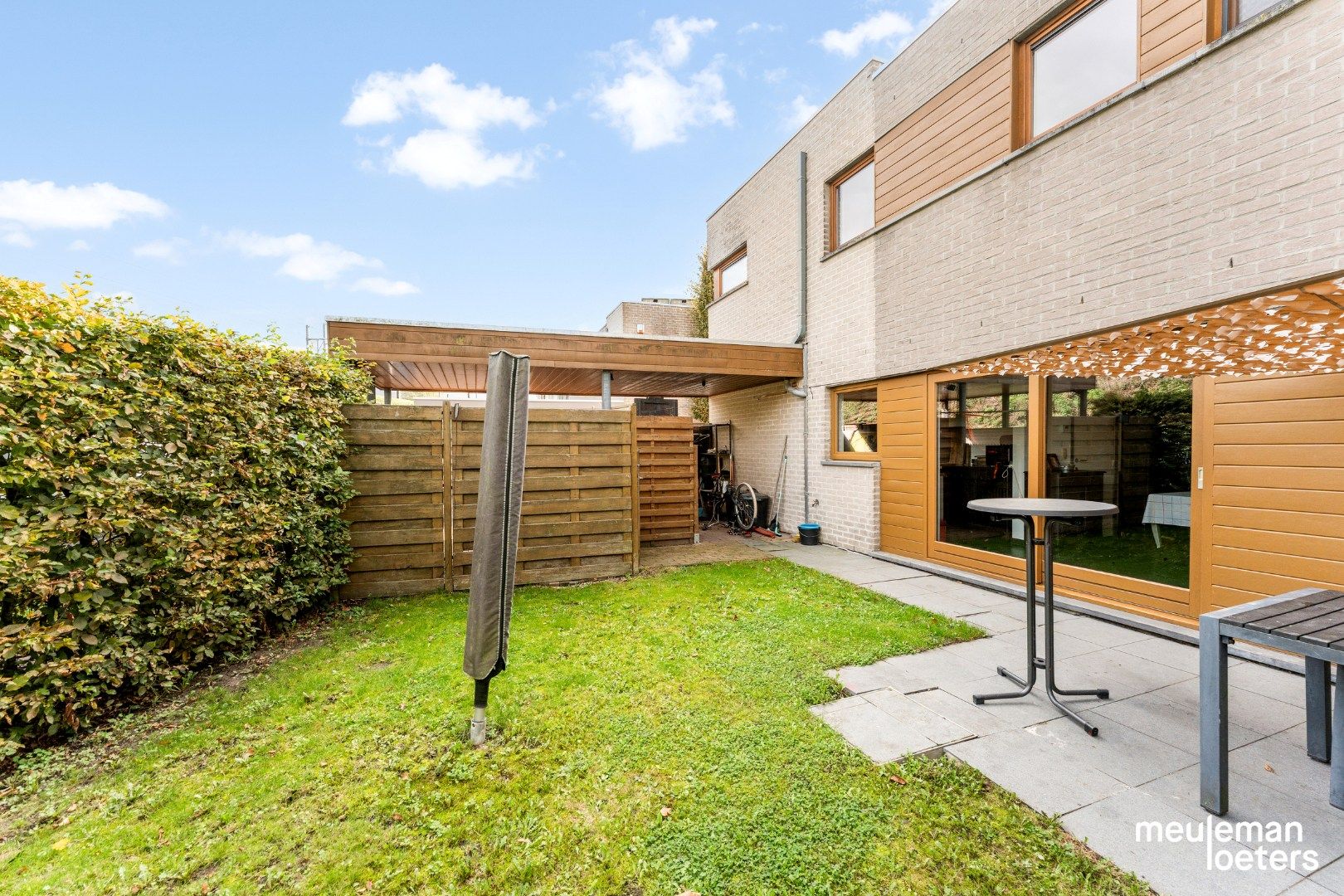 Eigentijdse halfopen woning met carport en tuin foto 2