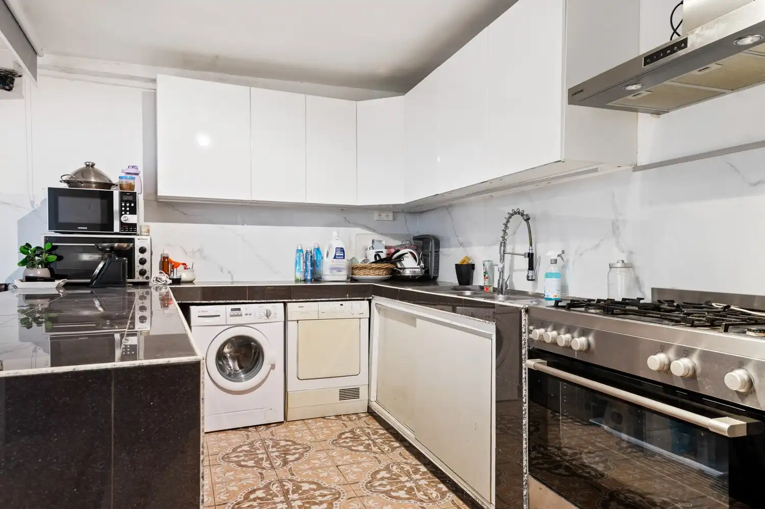 Opbrengsteigendom met een groot magazijn en 3 appartementen te koop! foto 17