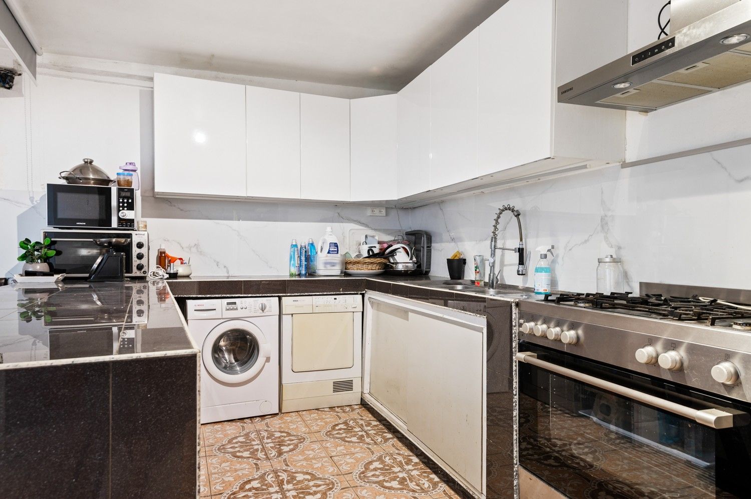 Opbrengsteigendom met een groot magazijn en 3 appartementen te koop! foto 17