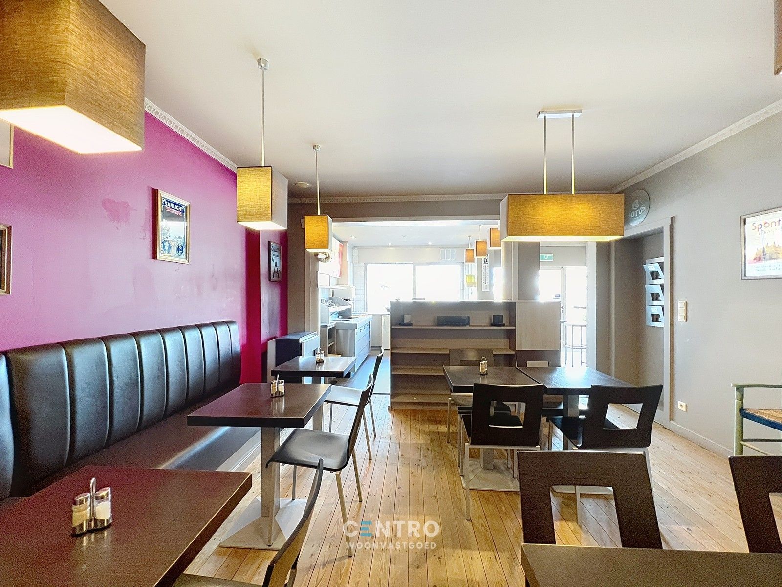 Woning met commerciële ruimte (eenvoudig om te vormen naar ruime leefruimte), 240m² bewoonbaar, extra tuinbergingen en DUBBELE garage te Torhout. foto 6