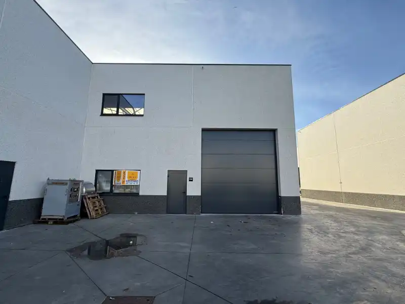 Goed gelegen nieuwbouw magazijn van 438 m² met 4 parkeerplaatsen foto {{pictureIndex}}
