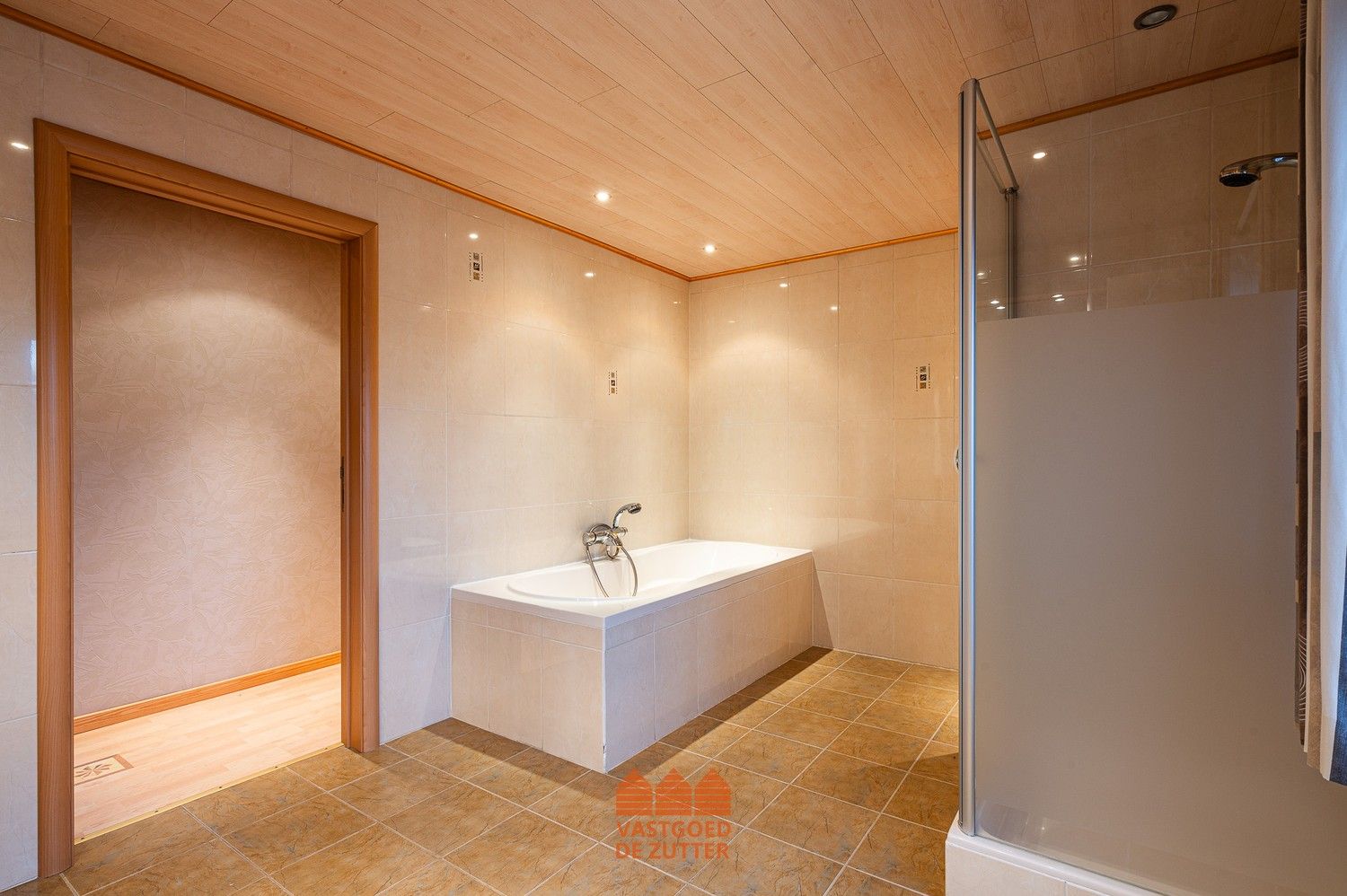 Ruime woning met garage en verhuurde studio foto 17