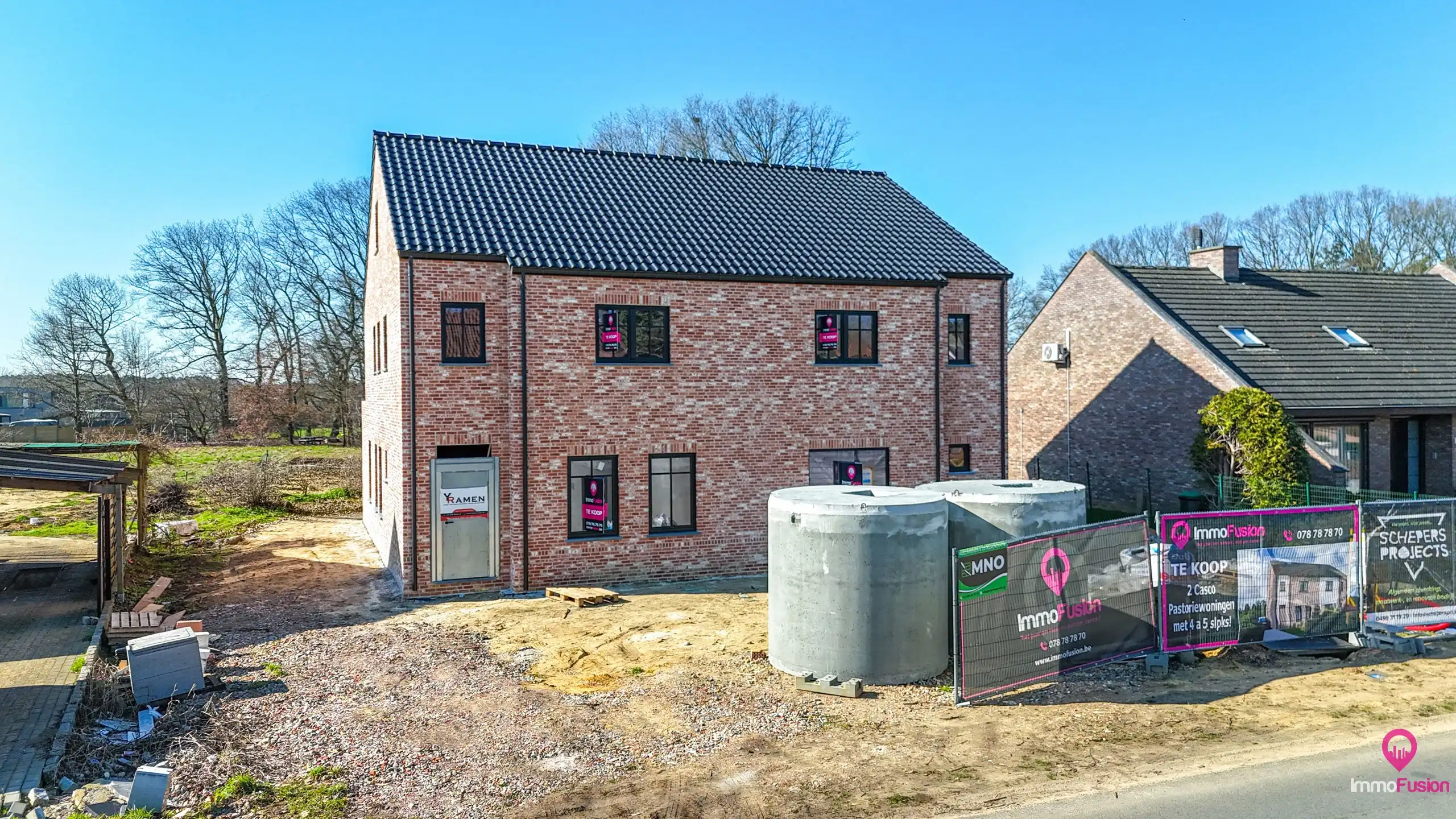 Prachtige pastoriewoning met 4 slpks + uitzicht op het groen! foto {{pictureIndex}}