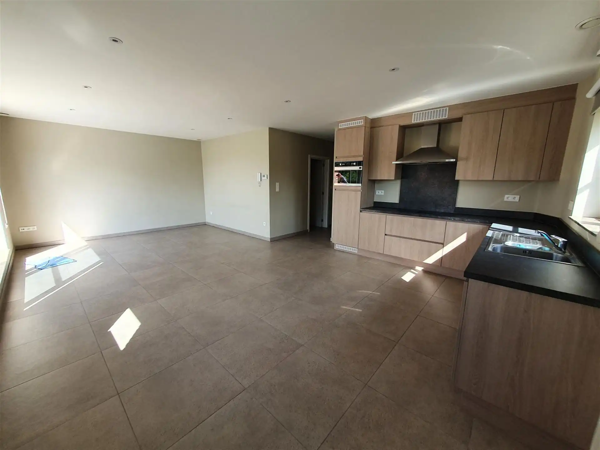Ruim Appartement 2 Slpk met Groot Terras 20m² + Garagebox foto 6