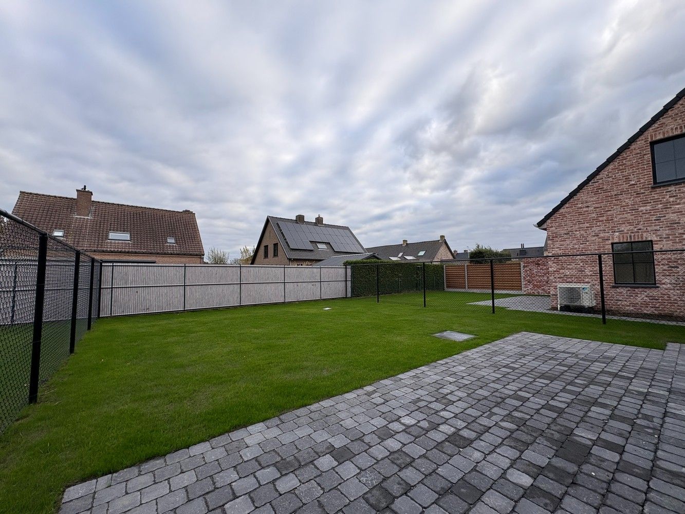 Nieuwbouwwoning met drie slaapkamers + carport foto 14