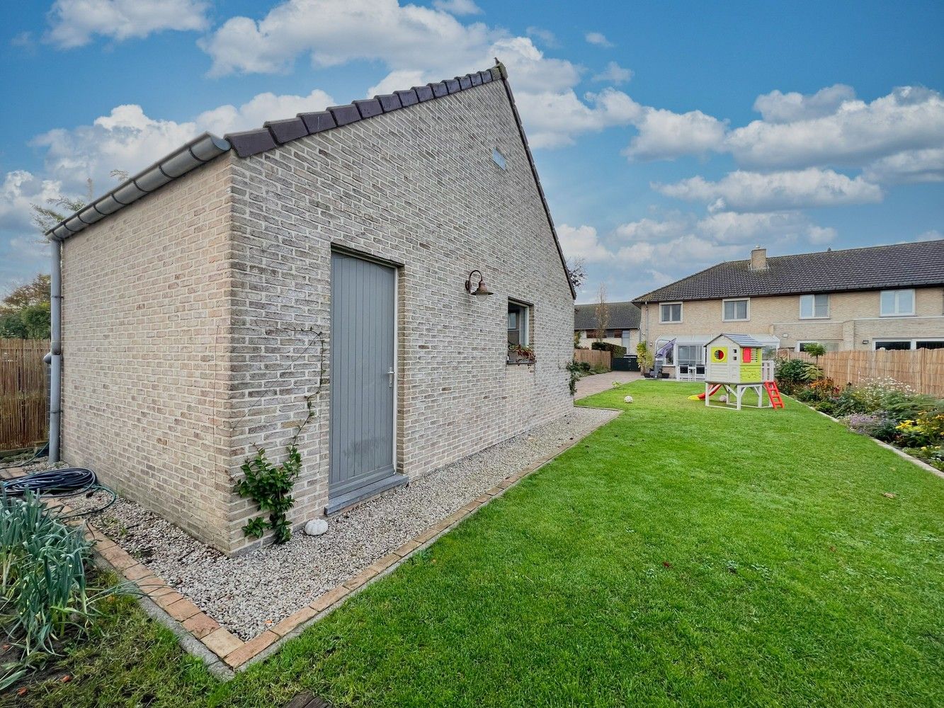 Ruime, lichtrijke woning met zonnige tuin+ aparte garage foto 17