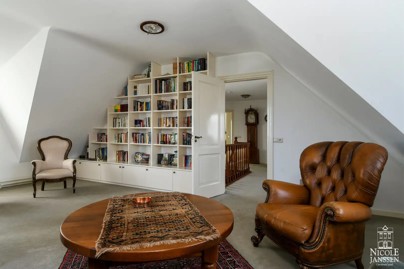 Stijlvol en ruim ingedeeld landhuis met grote tuin in het centrum foto 19