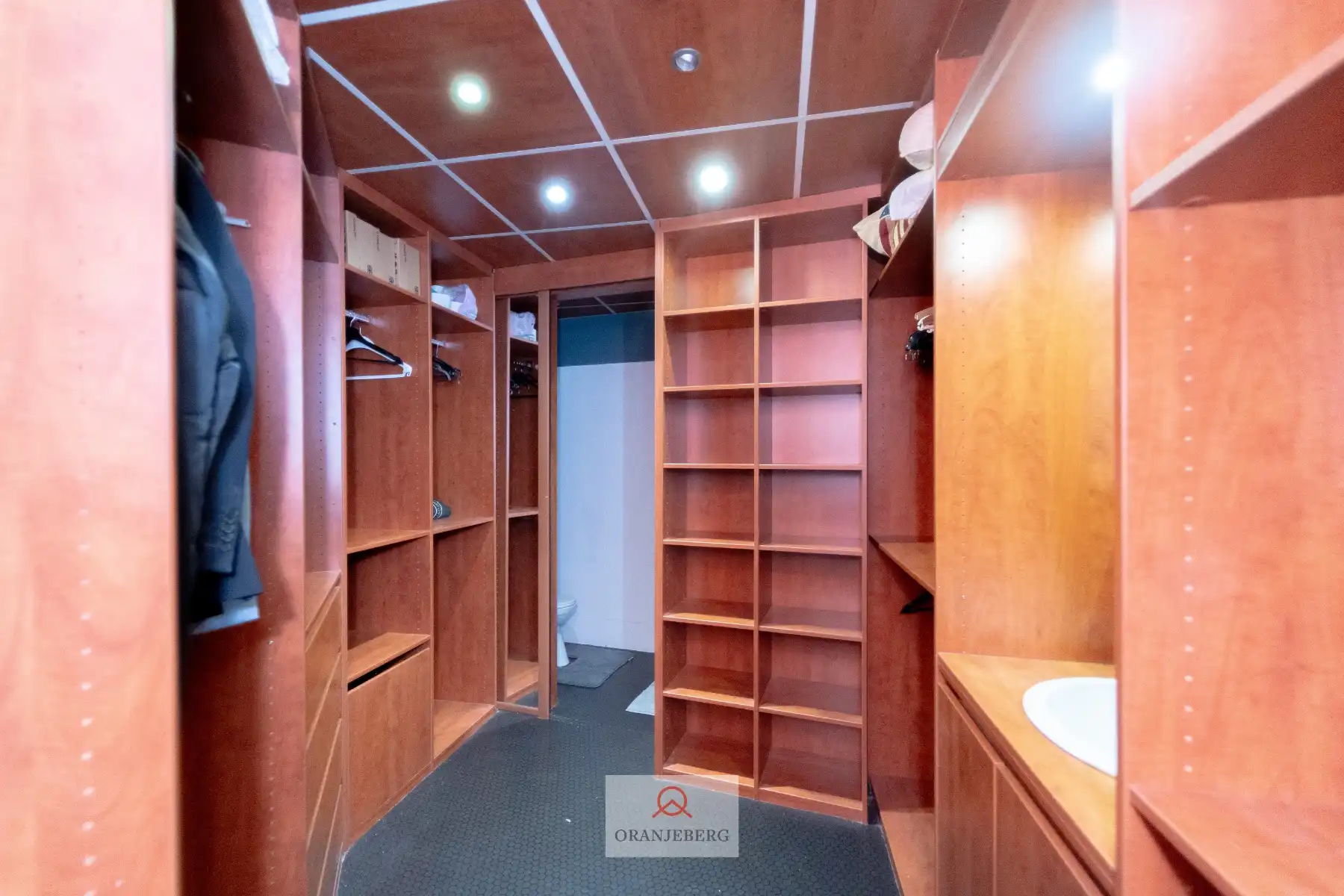 Ruim 2 slpk appartement vlakbij Sint-Baafsplein hartje Gent foto 15