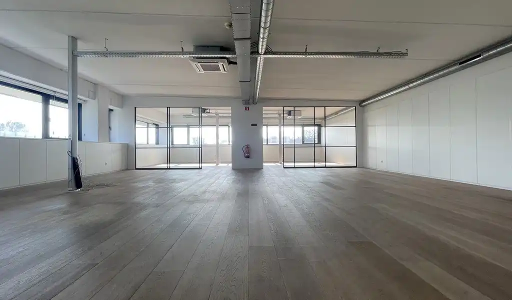 Modern afgewerkte kantoorruimte te huur in Burcht foto 18