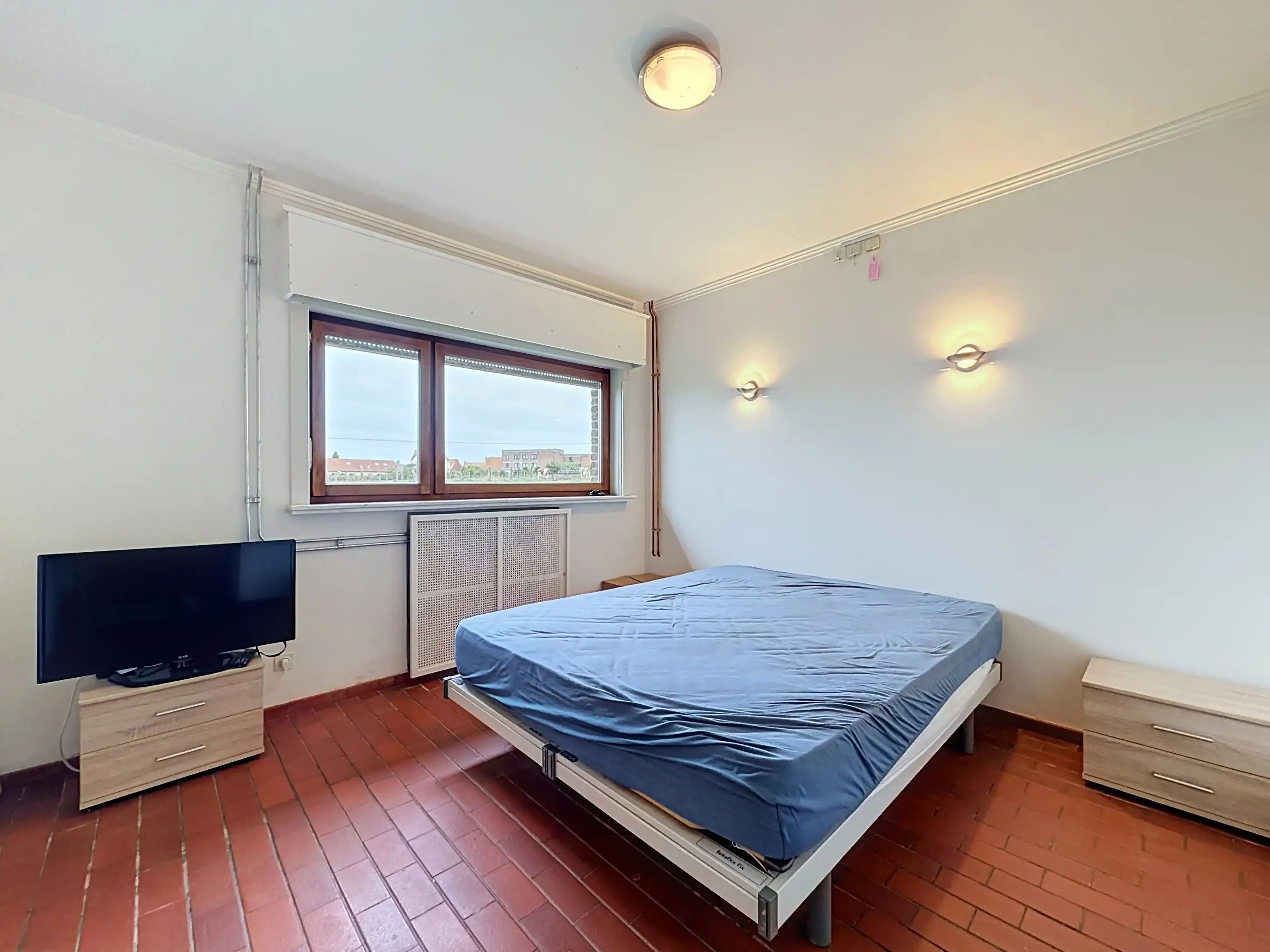Landelijk gelegen gelijkvloerse villa te huur in Zonnebeke met 2 slaapkamers, garage, grote tuin en prachtig uitzicht! foto 9