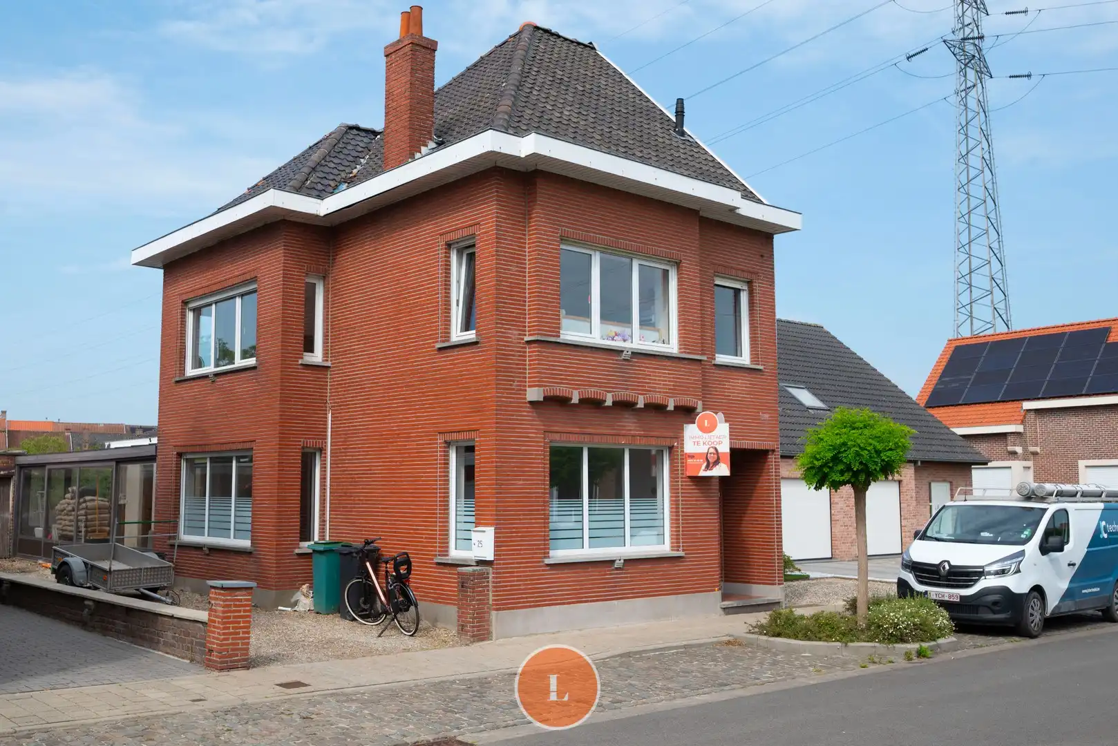 Halfopen woning met 2 slaapkamers (4 mogelijk) en garage foto {{pictureIndex}}