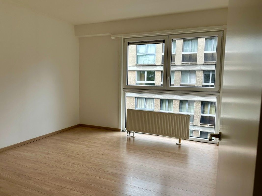 Lichtrijk 1-slaapkamer hoekappartement met zicht op groen - ideaal voor starters of als investering! foto 9