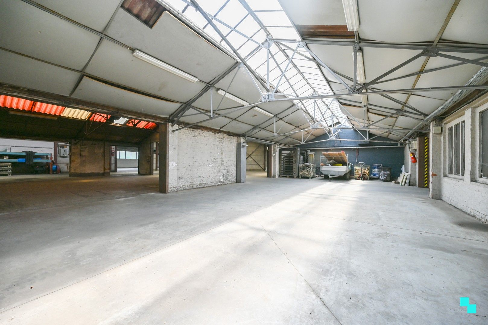 Te renoveren woning met magazijn op zichtlocatie in Izegem foto 4