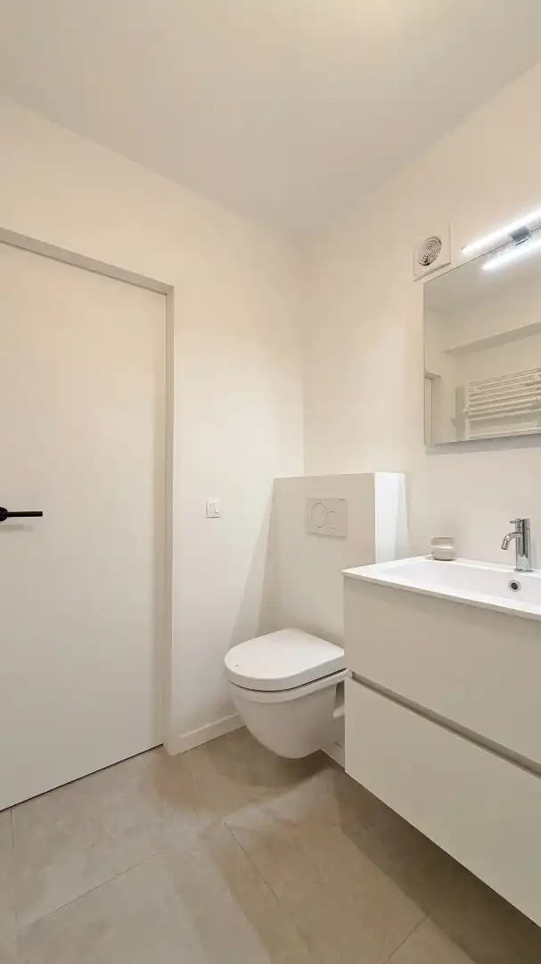 Stijlvol gerenoveerd appartement op toplocatie in het centrum van Ieper. foto 13