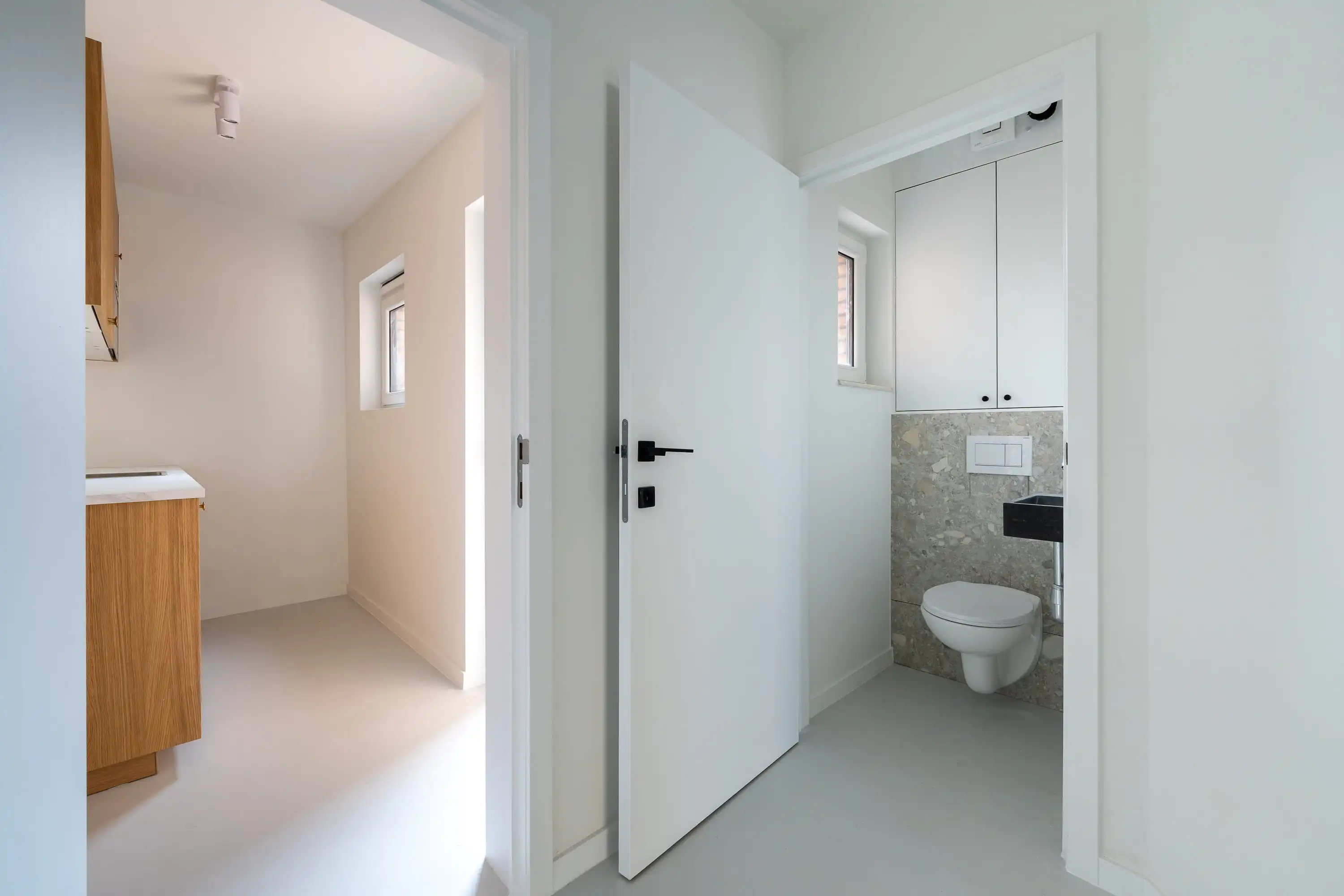 Volledig gerenoveerde bureau met koer in Sint-Pieters-Leeuw foto 5