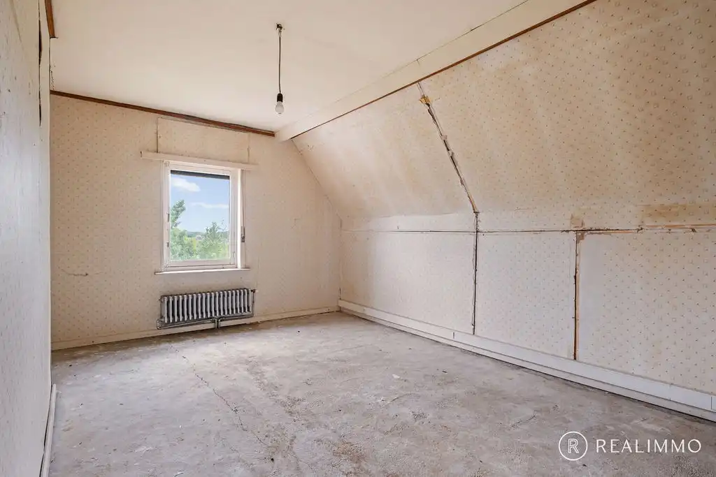 Ruime te renoveren woning met dubbele garage! foto 16