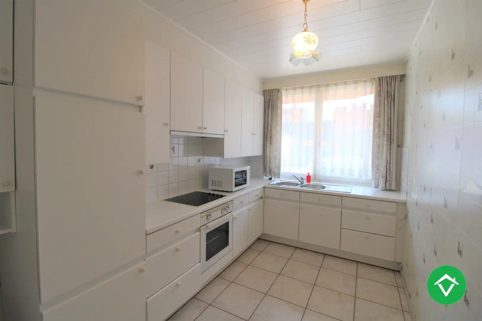 Gelijkvloers appartement met 2 slaapkamers en garage in centrum Roeselare foto 5