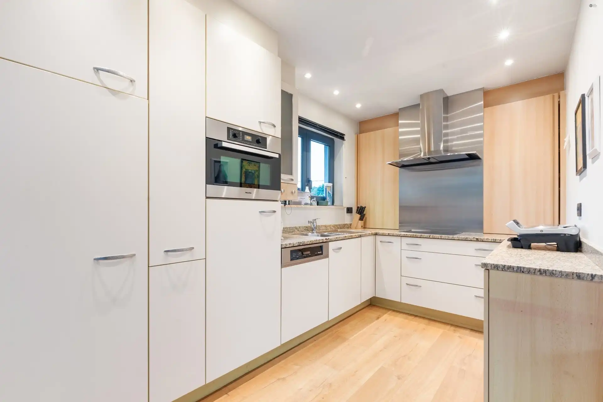 Instapklare woning met praktijk ruimte, 3 à 4 slaapkamers, 2 badkamers en veel parkeermogelijkheden foto 7