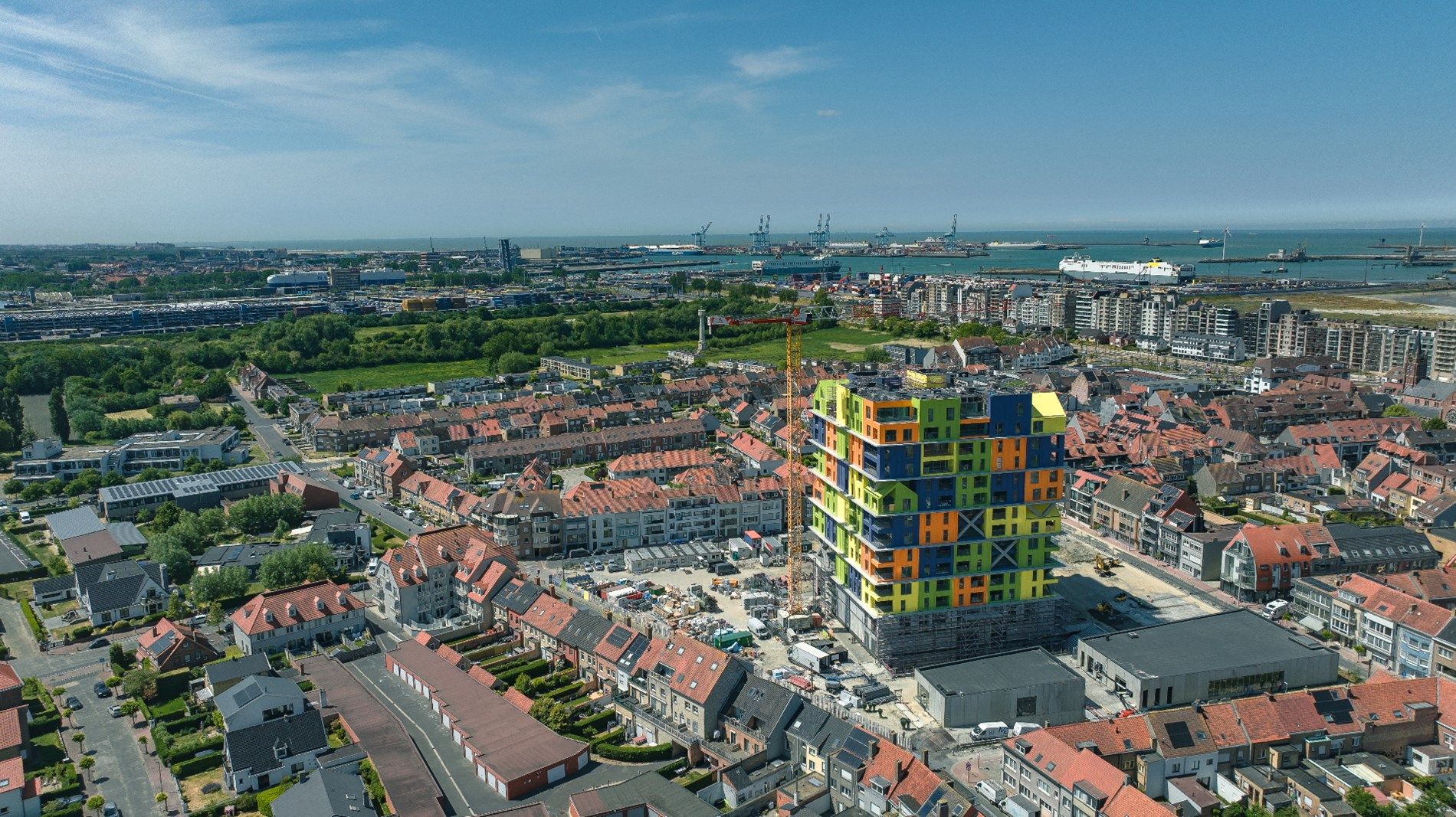 HOOST is een iconische toren met een expressief gevelontwerp op enkele honderden meters van de zee. foto 1