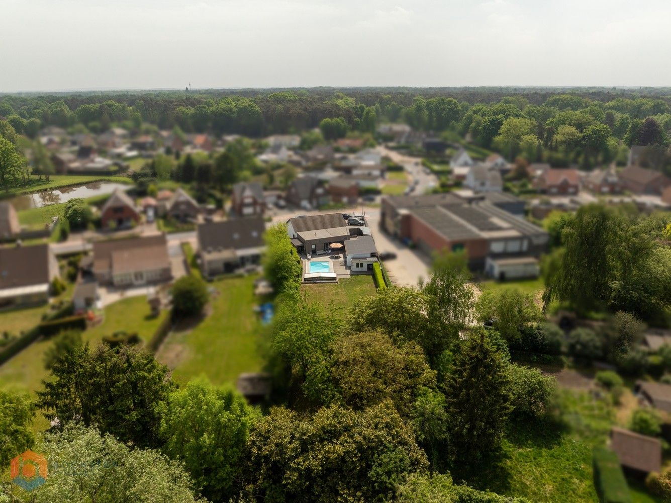 Gelijkvloerse woning met 3 slpkrs, ruime tuin en zwembad foto 24