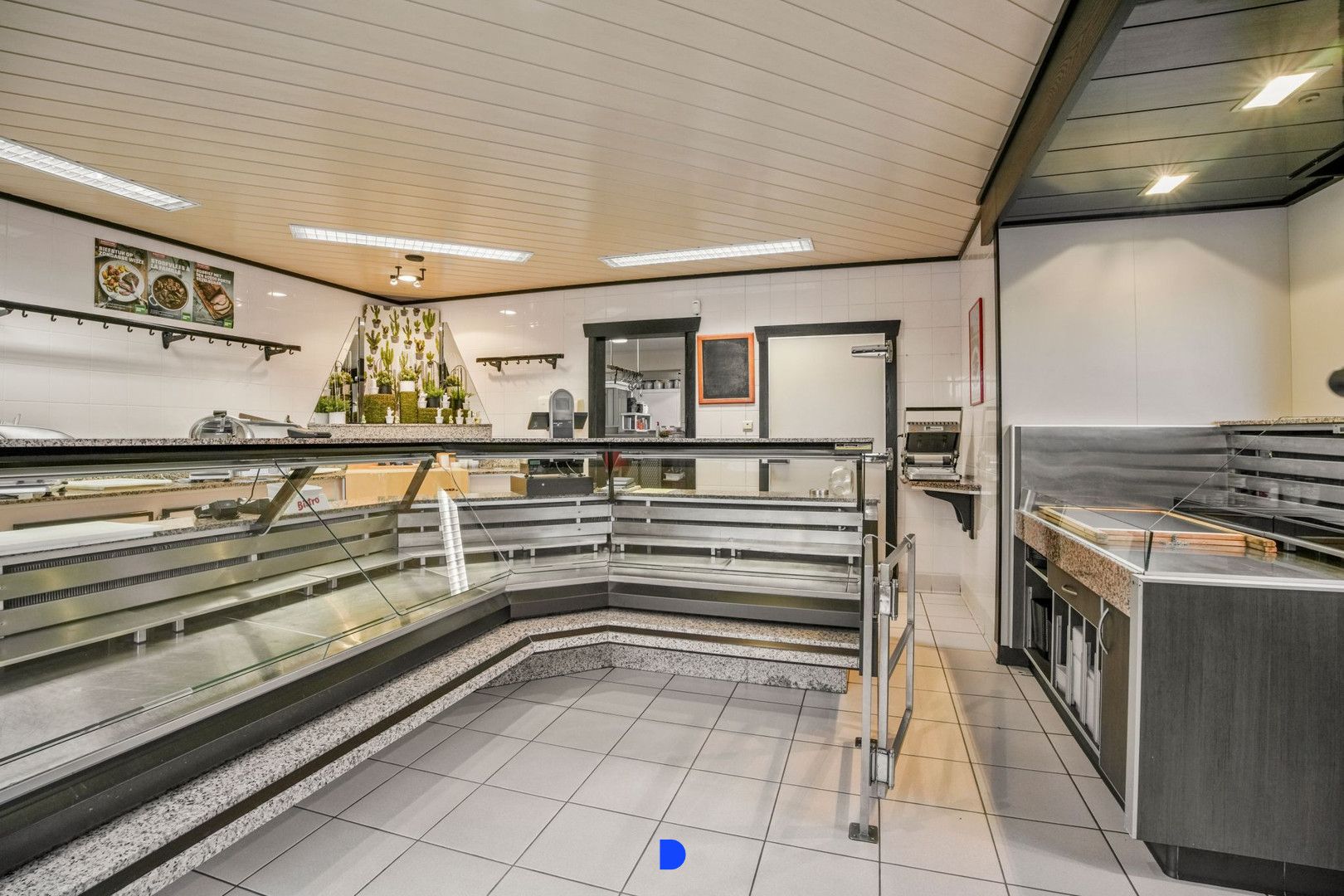 Handelspand met woonst op commerciële ligging. foto 9