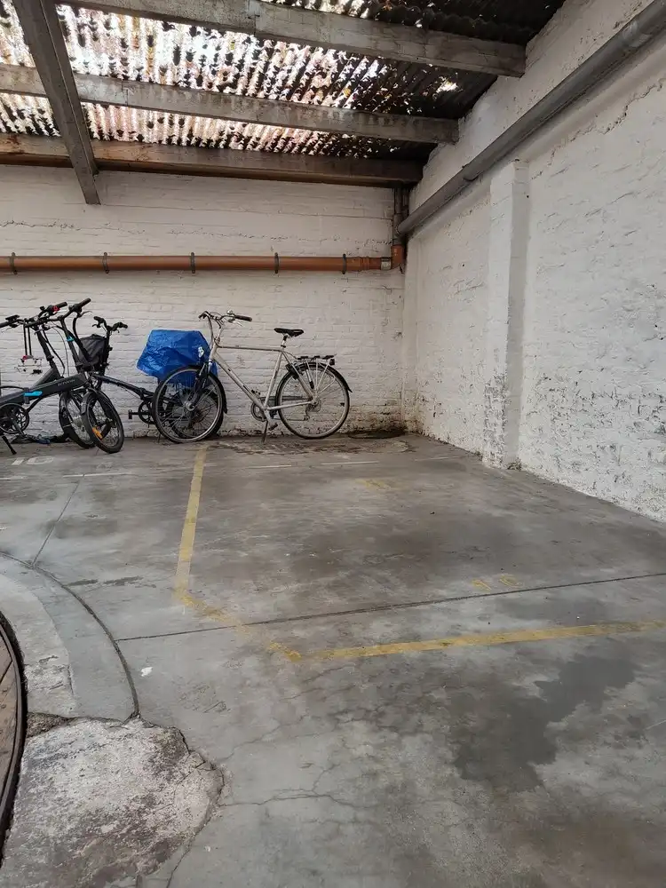 Overdekte staanplaats in gemeenschappelijke garage centraal gelegen tussen Avenue Louise en Hallepoort foto 2