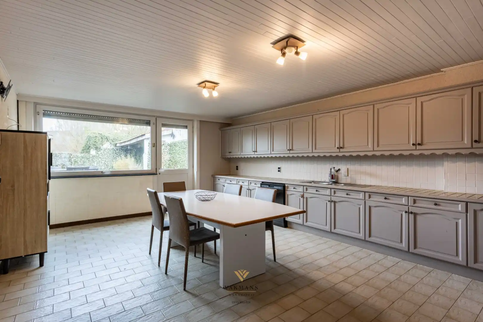 Ruime en charmante alleenstaande woning met 5 slaapkamers en 2 badkamers foto 12