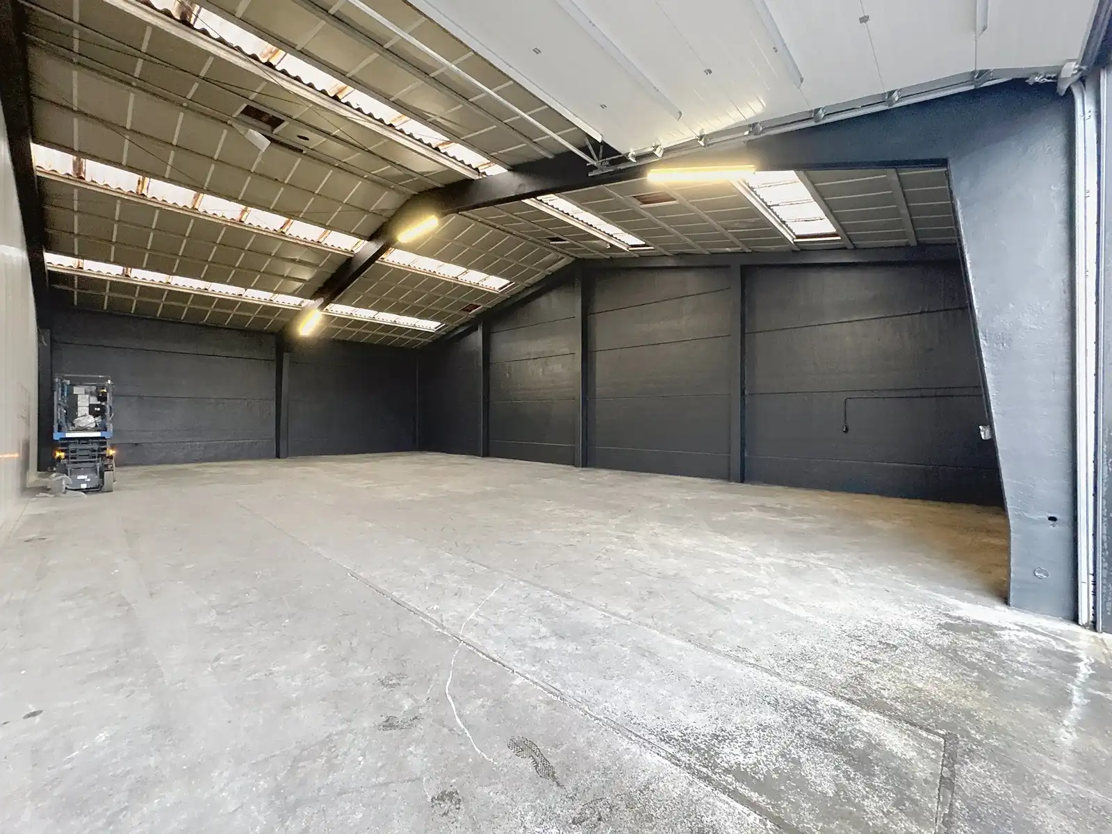 Instapklare LOODS (250m2) TE HUUR met elektrische sectionaalpoort te Blankenberge foto 3