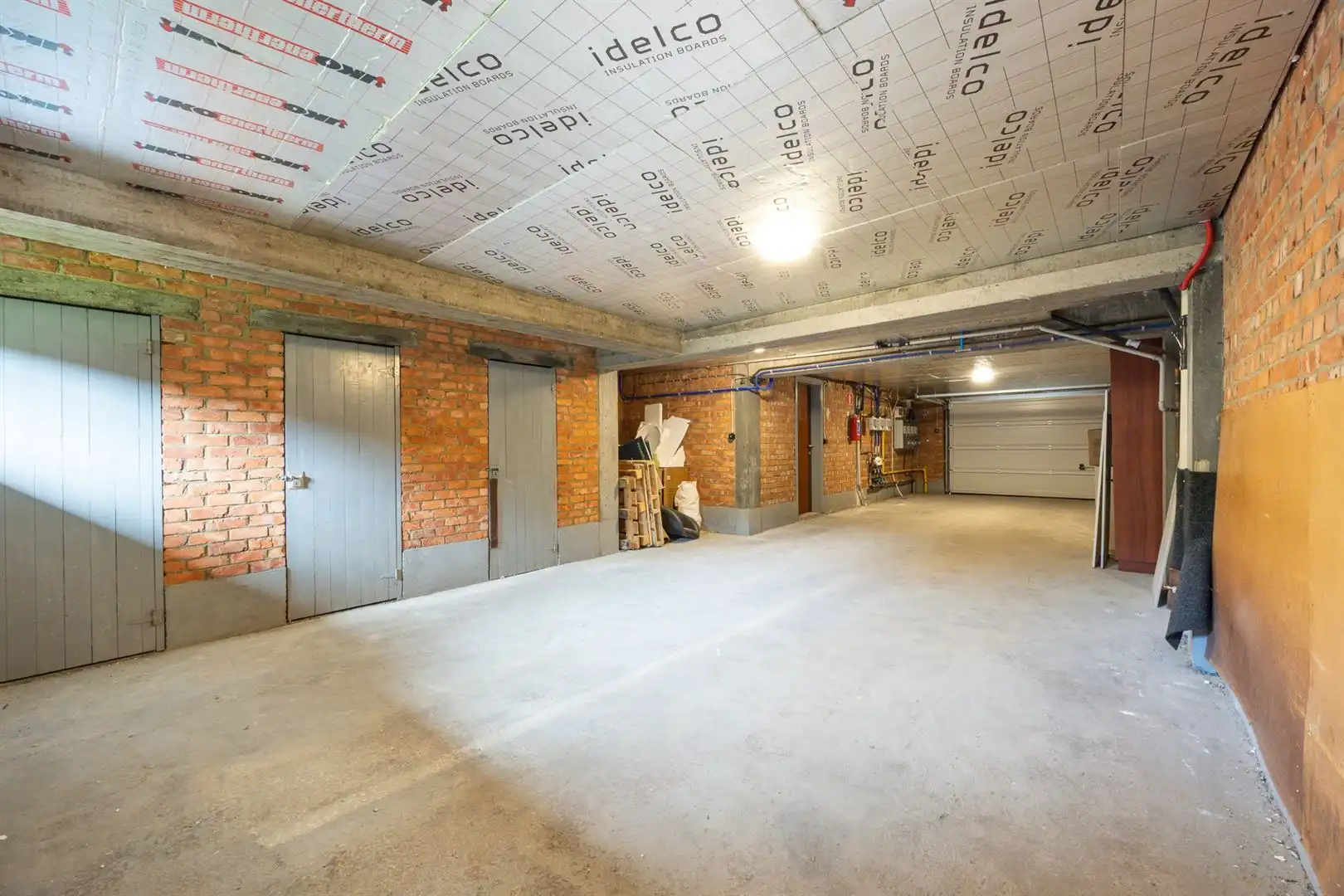 Gelijkvloerse triple garage/magazijn met tuin foto 4