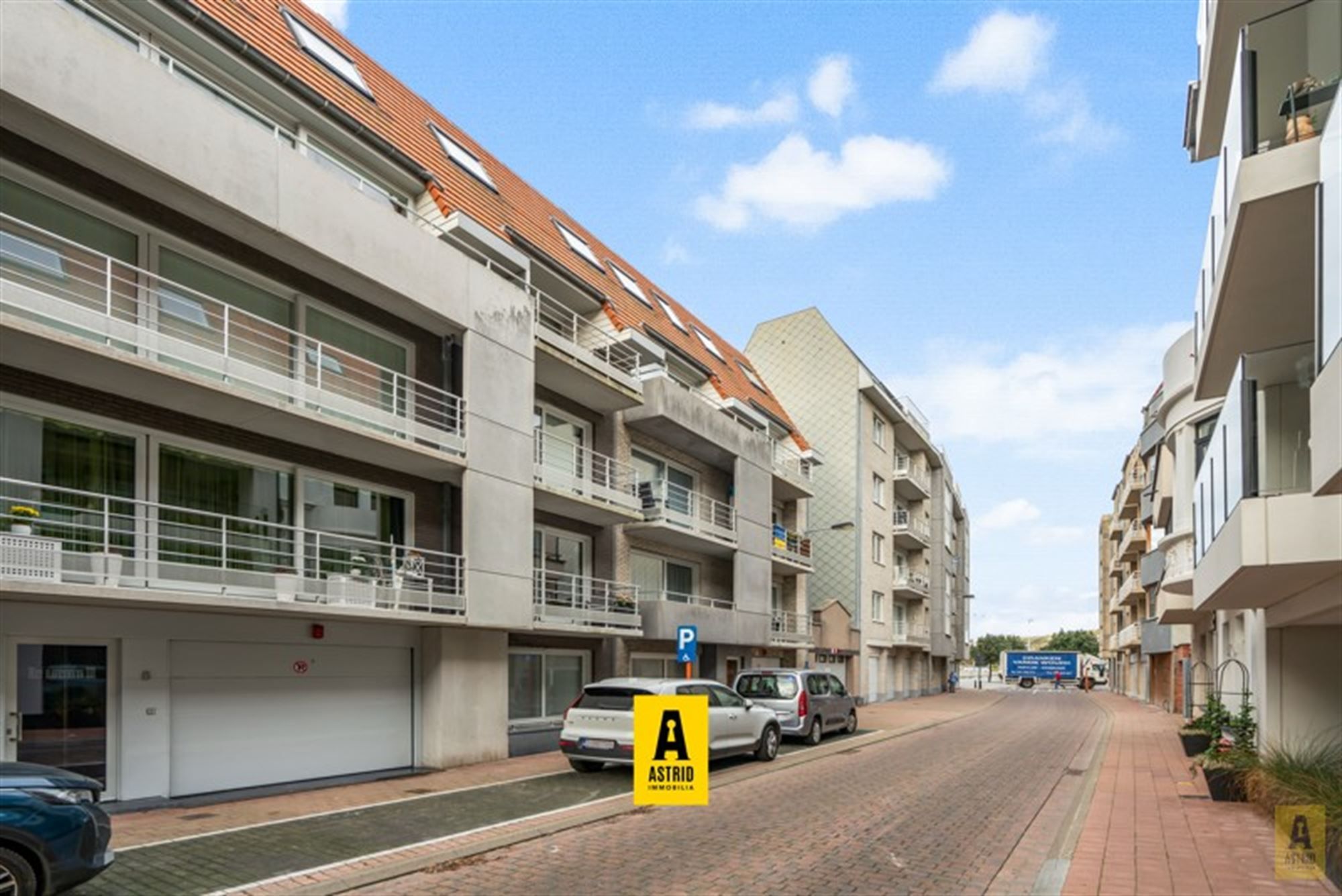 Afgesloten garagebox in centrum (ondergronds)! foto {{pictureIndex}}