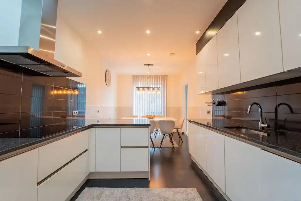 RUIM HANDELSHUIS MET WOONST TE SPALBEEK (HASSELT) foto 4