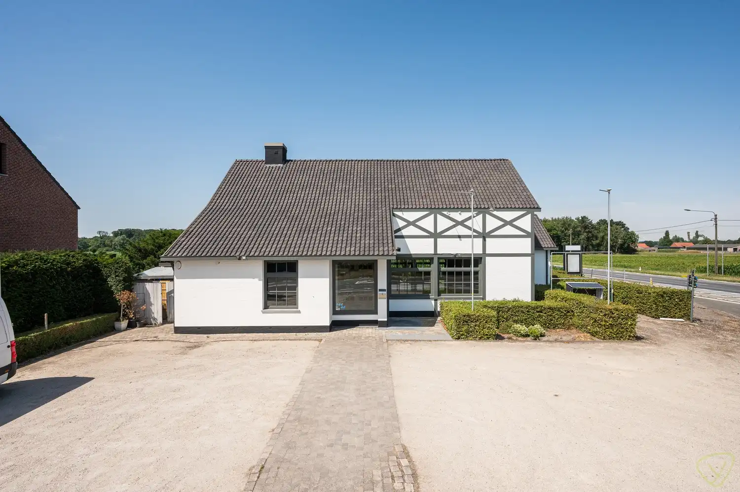 Veelzijdig handelspand met woonst op toplocatie in Lembeke foto 2
