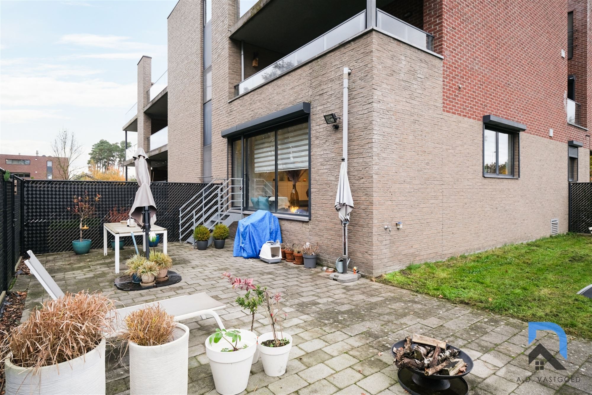 Gelijkvloers appartement met privé tuin en terras. foto 2