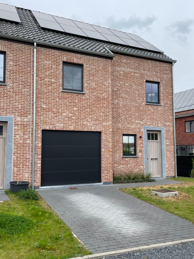 Drie slaapkamer EENGEZINSWONING met garage & tuin foto 4