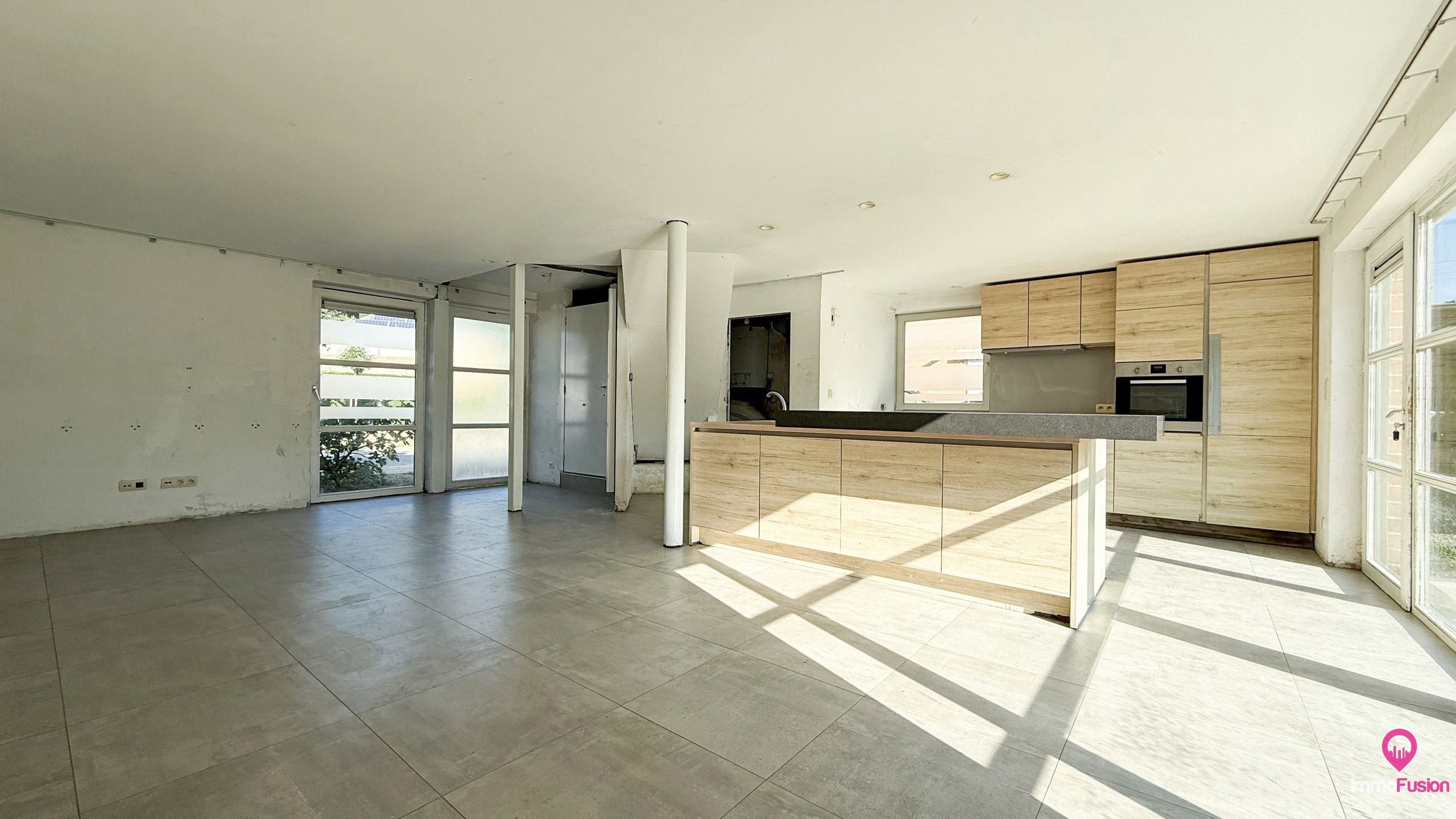 Te renoveren woning met grote tuin in doodlopende straat! foto 3